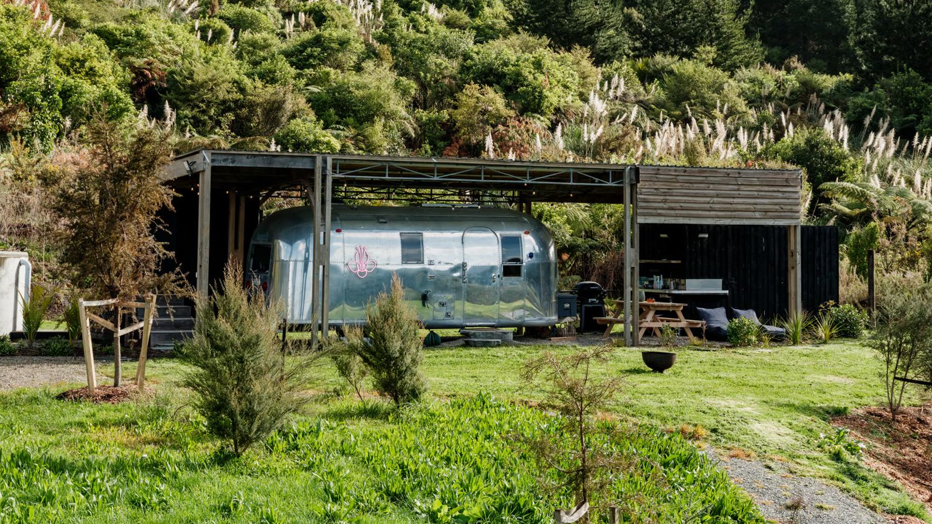 Airstream Caravan at Matakana Retreat and its surroundings