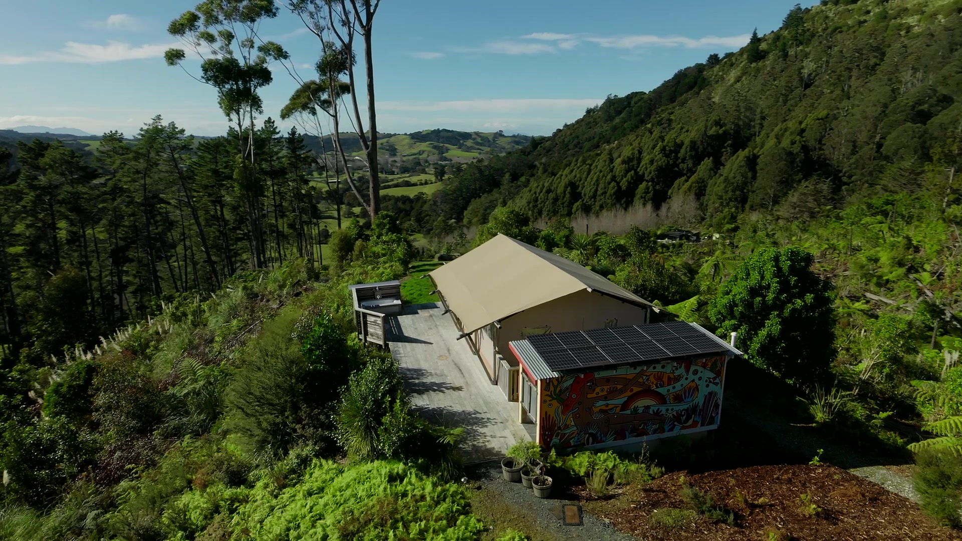 Off-grid African Safari Glamping Retreat and its surroundings